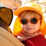 Frederik auf Mamas Rücken